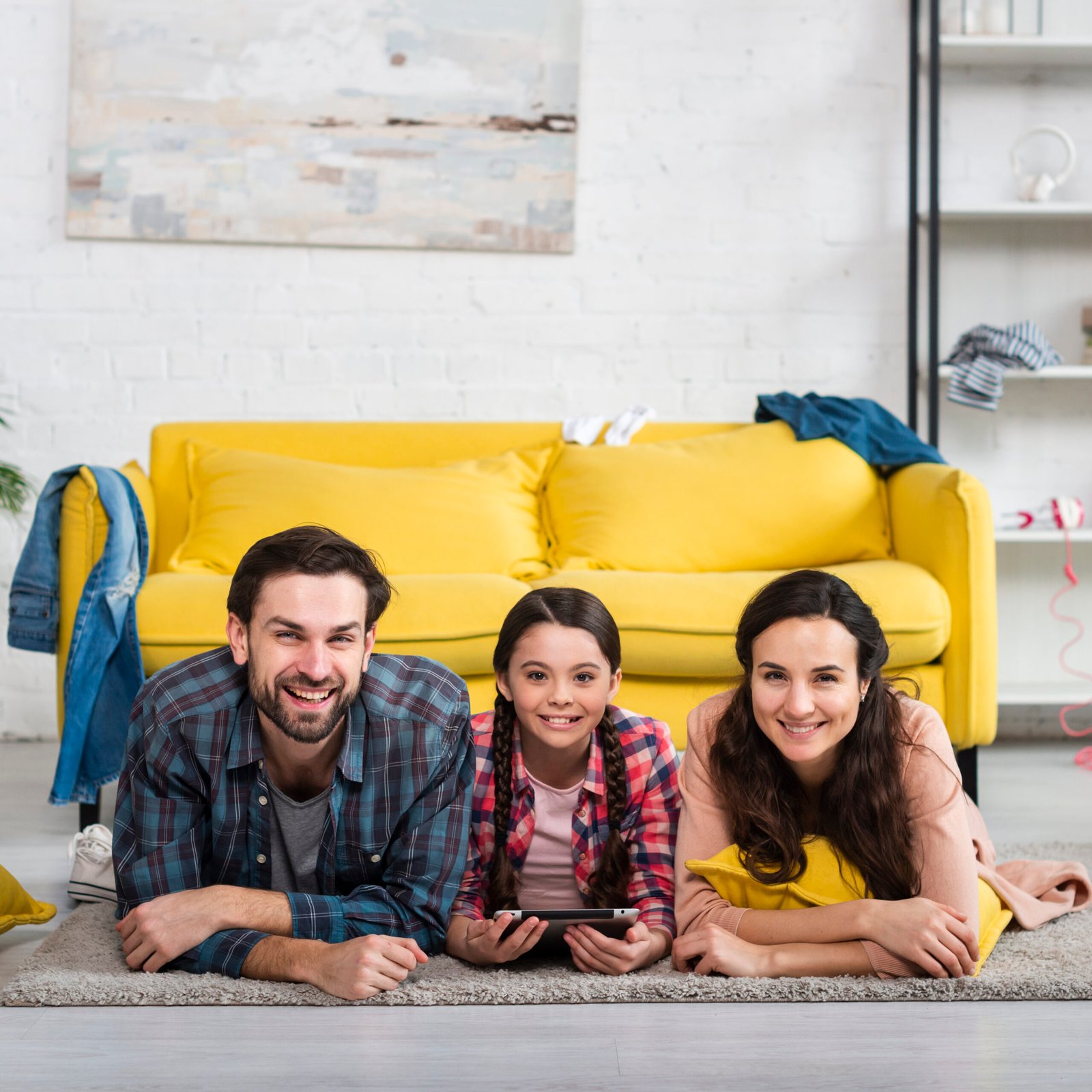 composition-happy-family-untidy-house