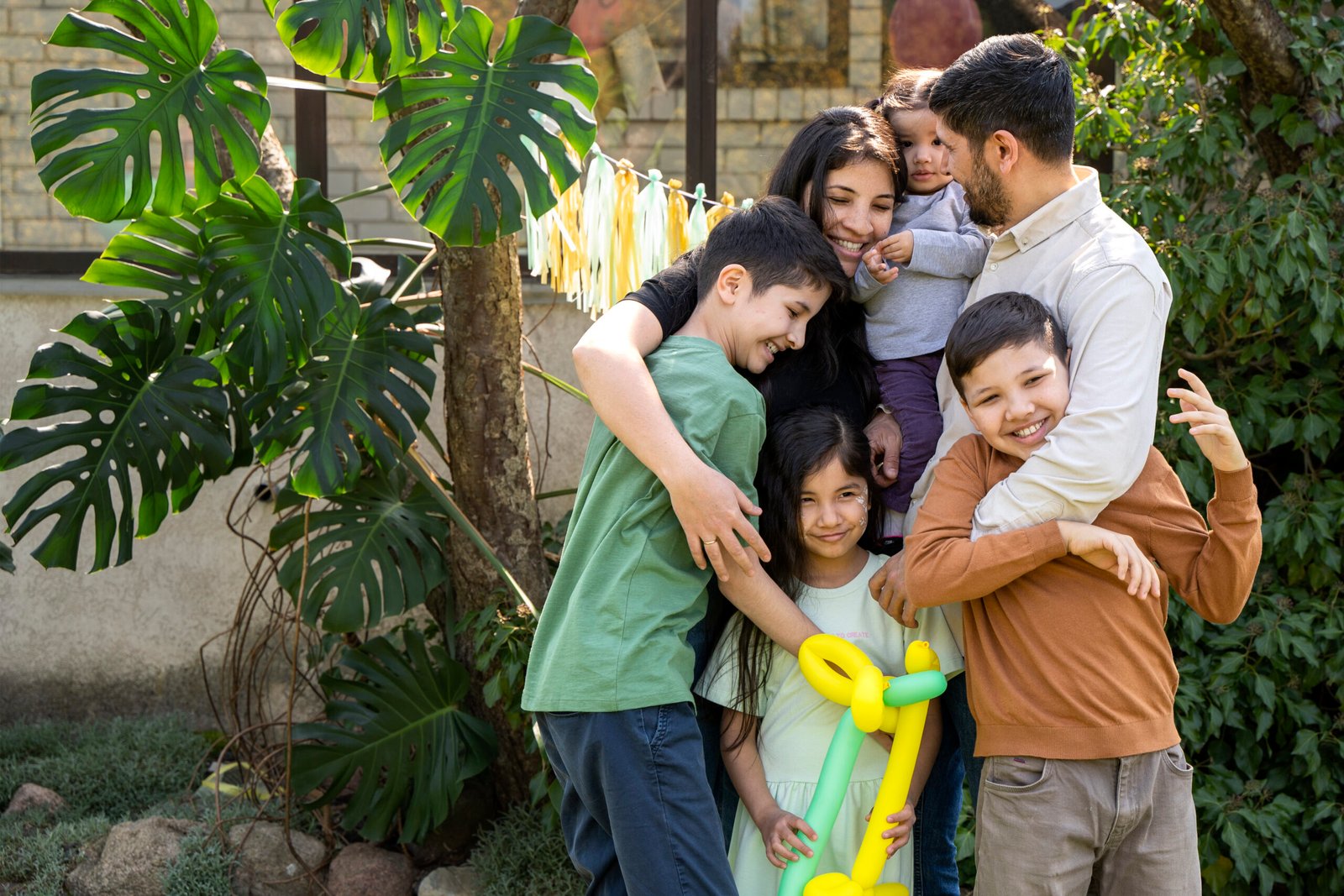 kids-having-fun-jungle-themed-party